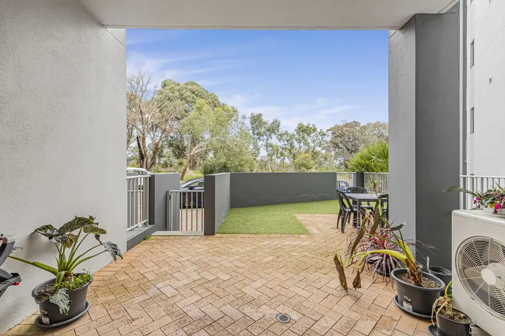 Joondalup 2房  A Rare Courtyard, A Leafy Outlook, A Locked-In Return