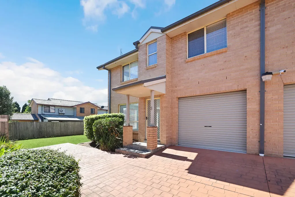 Lurnea 3침실 Spacious & Stylish Townhouse with Huge Backyard in Prime Location