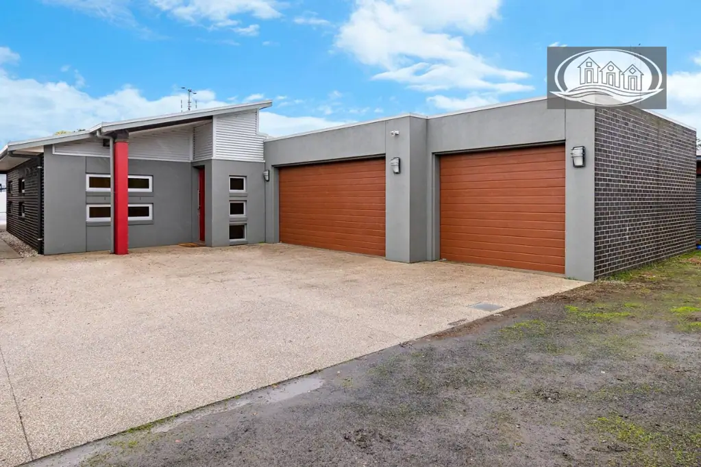 FULLY FURNISHED 4-BEDROOM HOME 
CENTRAL LOCATION