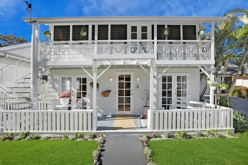 Bongaree 4 Slaapkamer Renovated Character Home, Just Steps from the Bongaree Waterfront!