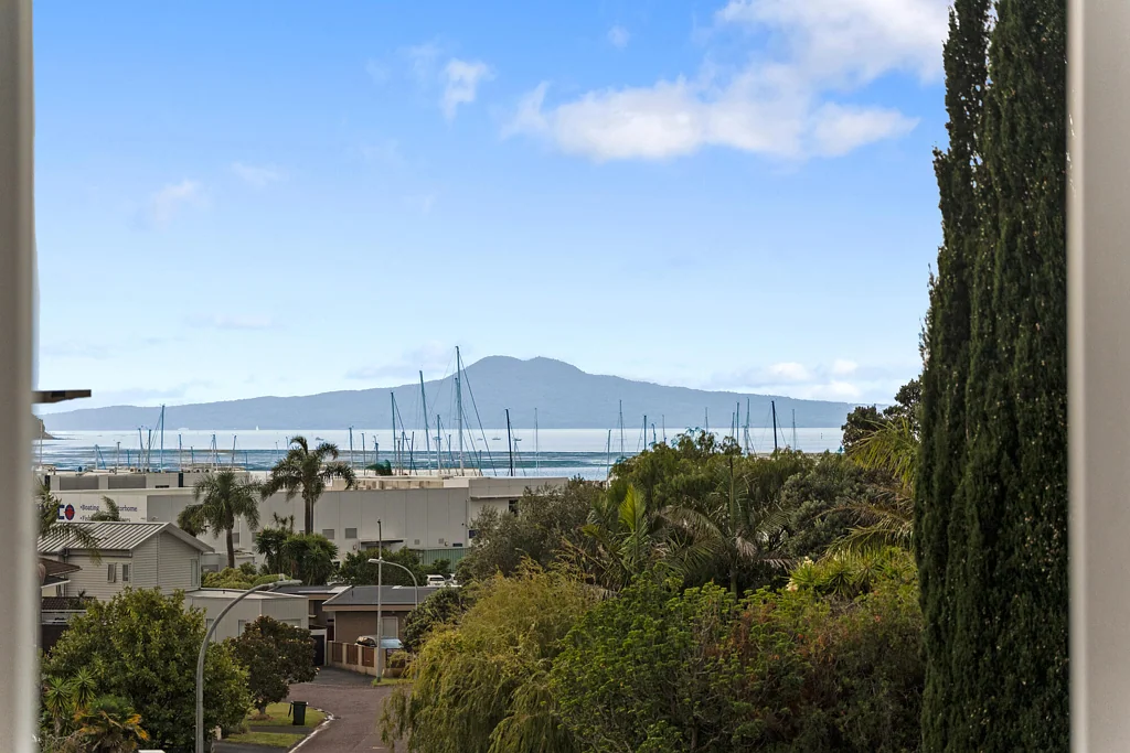 Half Moon Bay 4ห้องนอน Modern family home with sea views