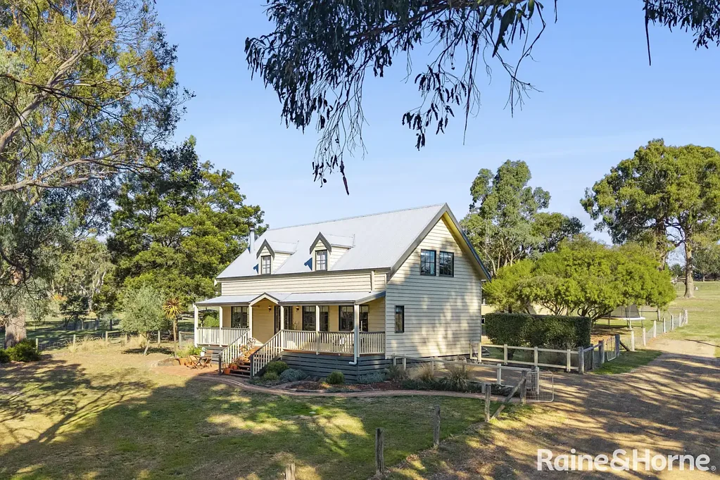 Kyneton 4 Slaapkamer Secluded Family Haven - Space, Serenity & Style on 7 Acres (approx)