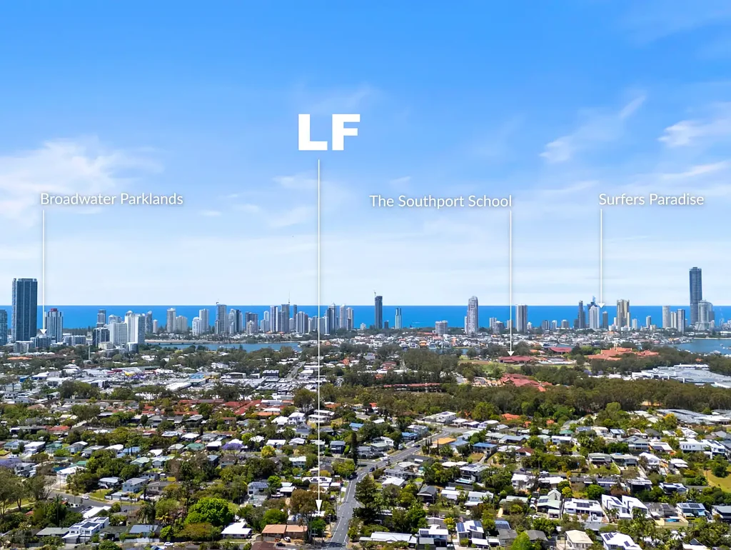 Southport 4chambre Renovated TSS Precinct Home with Dual Living