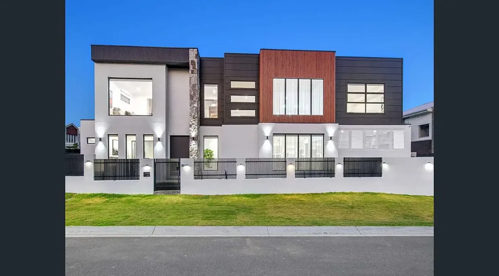 Luxury Fully Furnished Family Home - Simply Move In and Enjoy