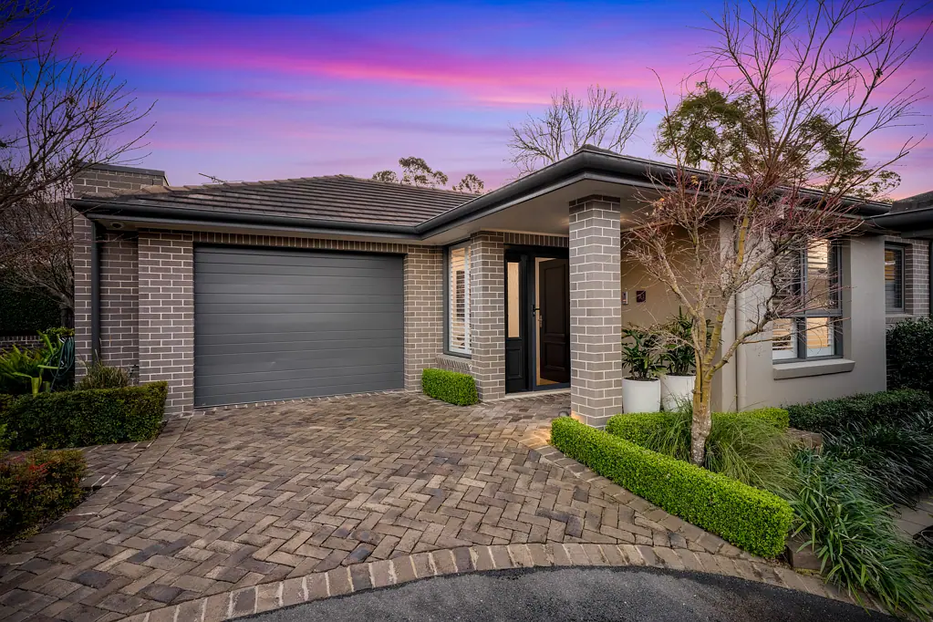 Beecroft 3Zimmer Precision-built over 55's 'Eaton' villa - exclusive single-level on large lot
