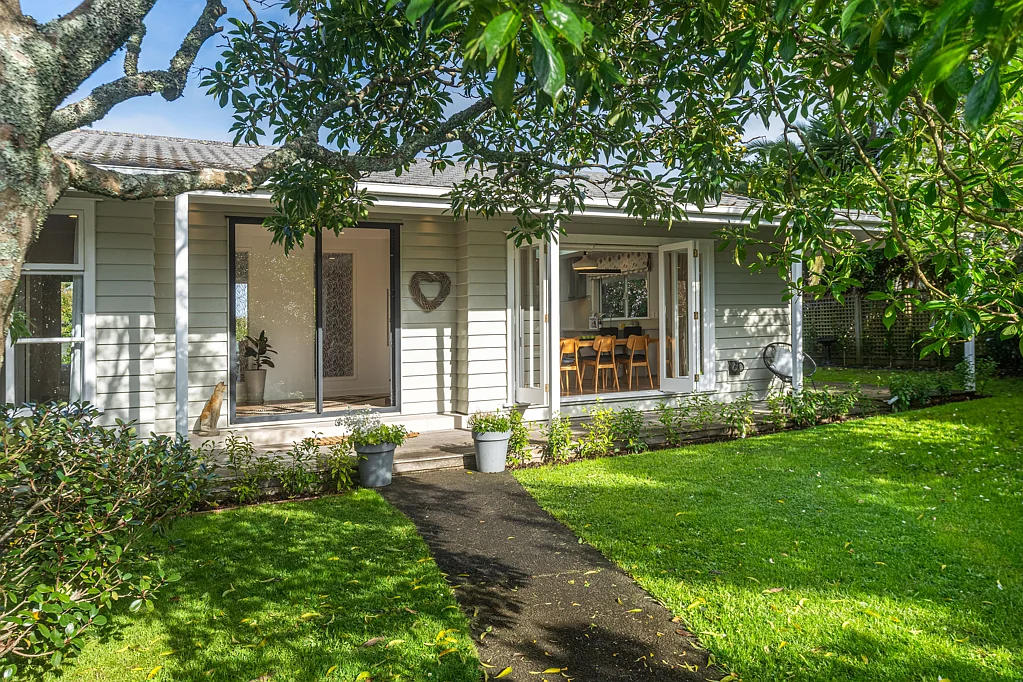 Castor Bay 3房  Masterful Recreation | Charming Character Home