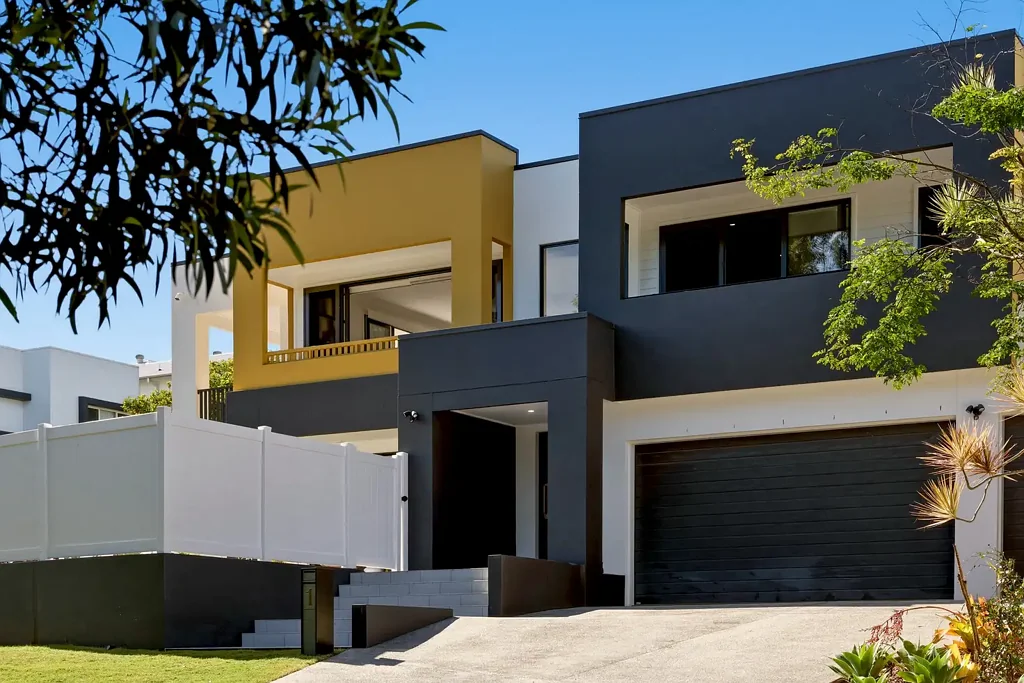 Carindale 6房 高挑天花板 670㎡转角地块 428㎡室内空间 超大卧室 双居住机会 三车位锁闭车库 学区房 丛林背景 A Private Bushland Sanctuary Designed for Dual Living