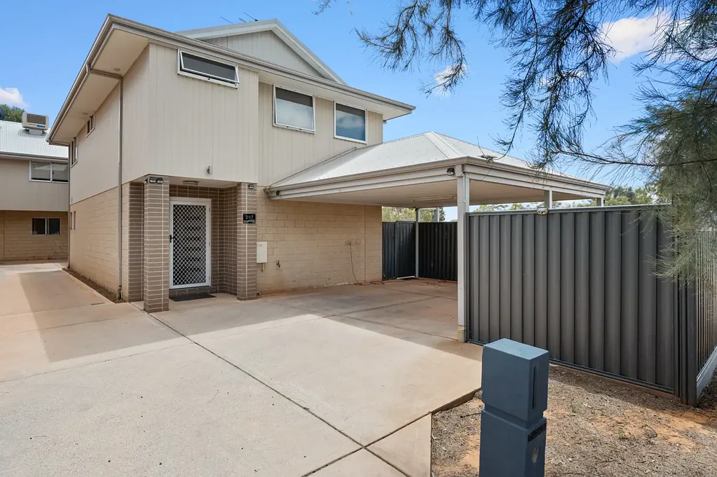 Karlkurla 4房  Modern 2016 Built Townhouse with a Strong Rental Yield ($900pw) & NO STRATA FEES!