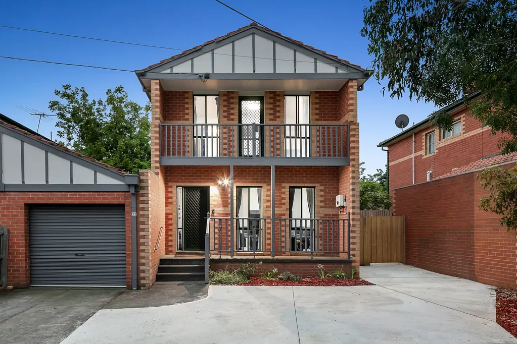 Heidelberg Heights 3房 双层现代住宅 6.7kW太阳能 现代厨房 高档电器 宽敞卧室 露台庭院 中心地段 低维护生活 Modern Comfort Meets Unbeatable Convenience