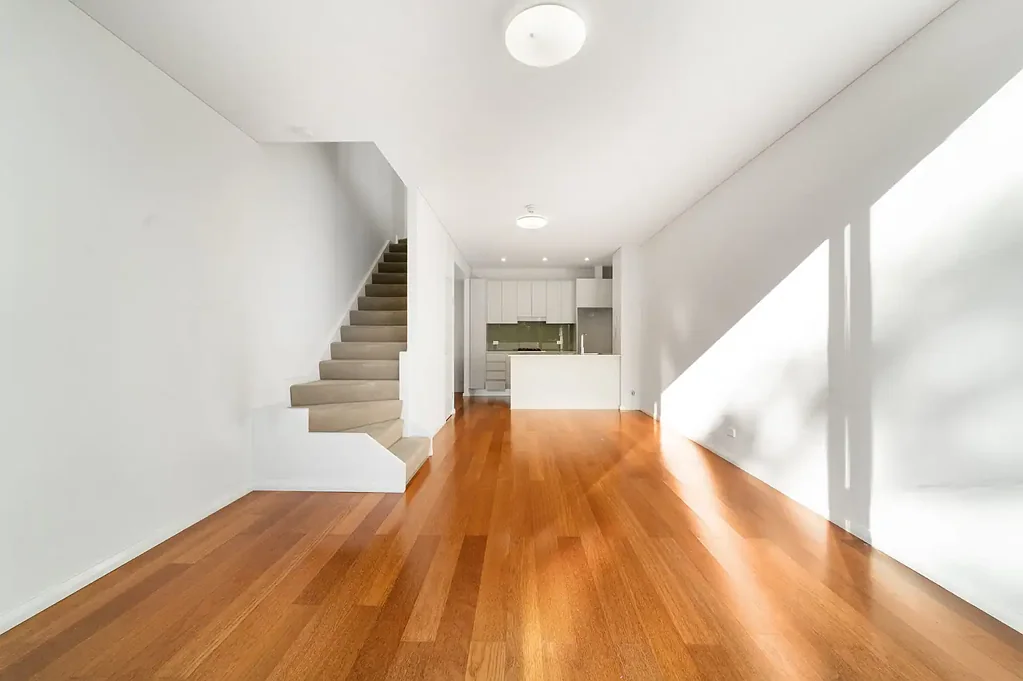 MODERN & SPACIOUS SPLIT LEVEL APT IN LIFESTYLE PRECINCT