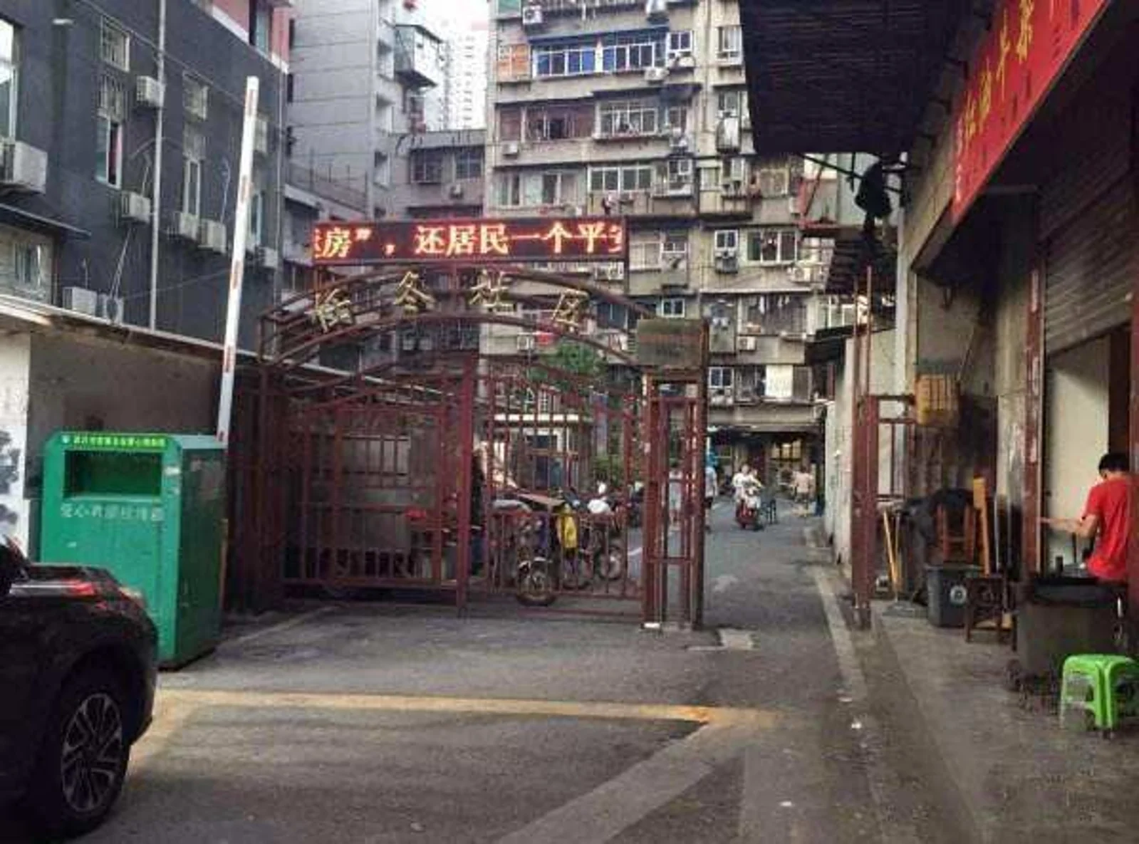 武汉一独居老人去世:邻居闻到异味报警 社区已善后