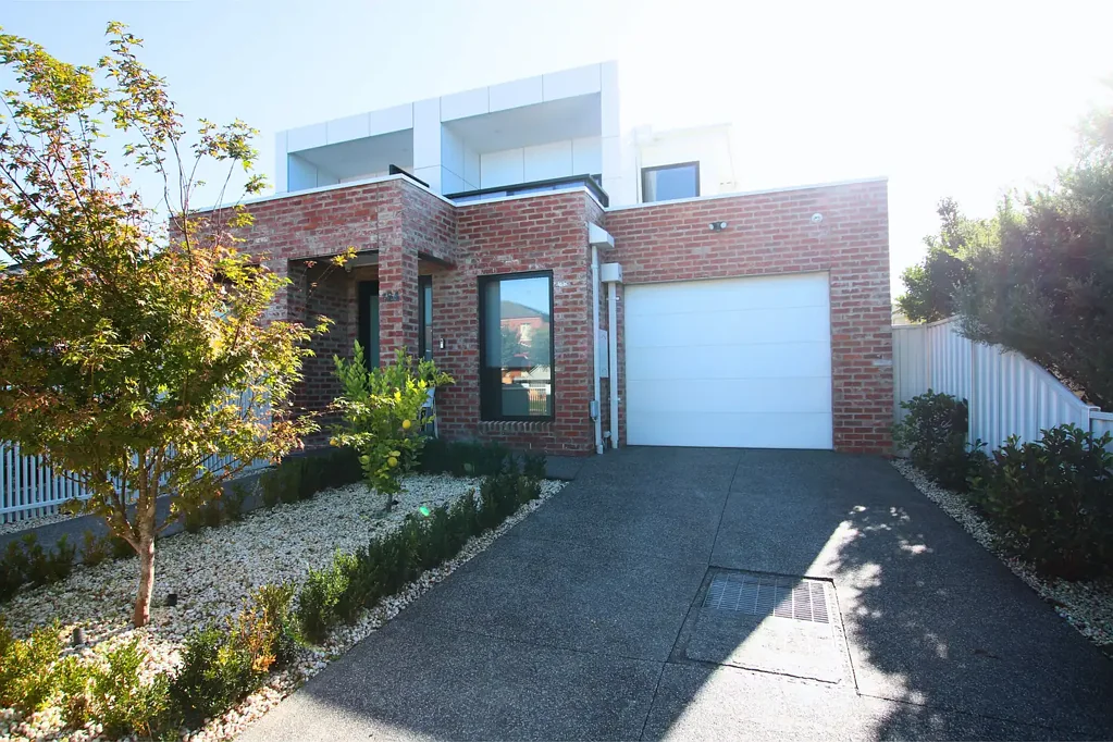 Spacious Contemporary Townhouse
