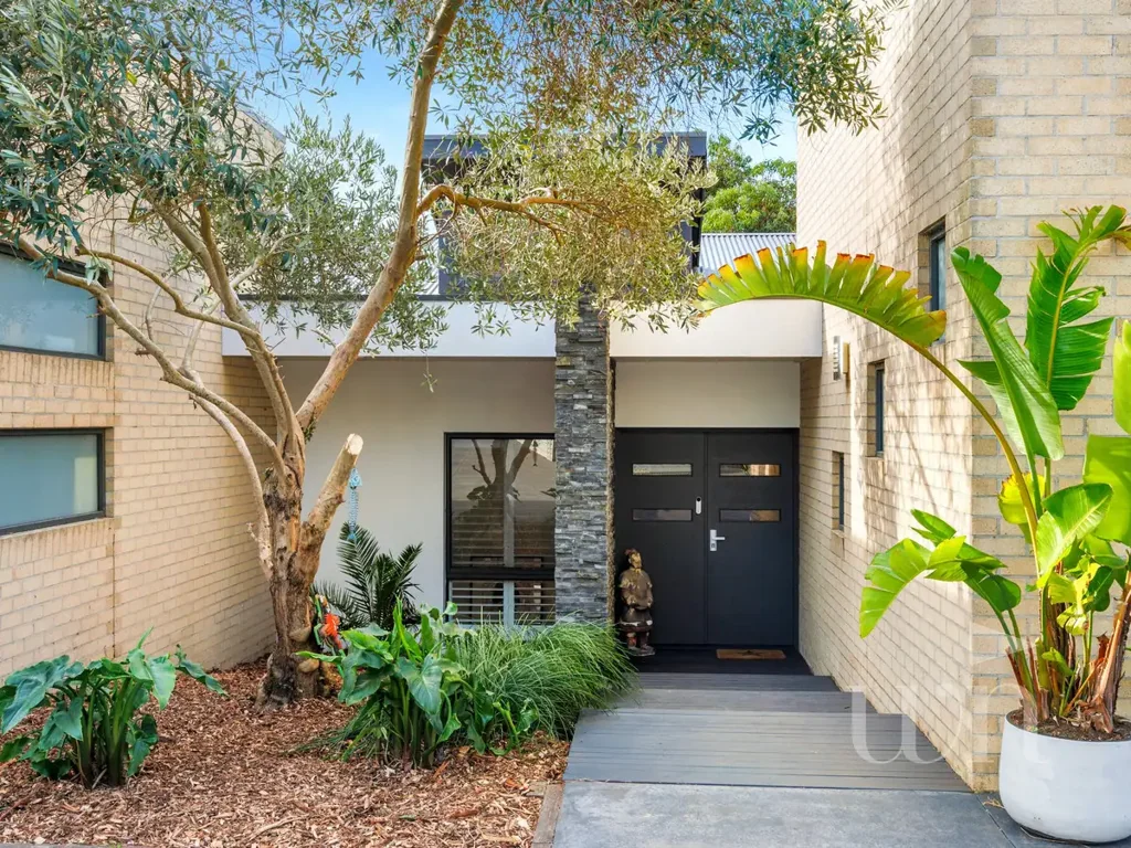 Mount Martha 4房 令人惊叹的全景美景 高级装饰橡木地板 宽敞客厅通透阳台 豪华主卧套房 配奢华设施 低维护庭院与自然融合 安全三车位车库 太阳能电池板节能环保 A Serene Retreat with Stunning Panoramas