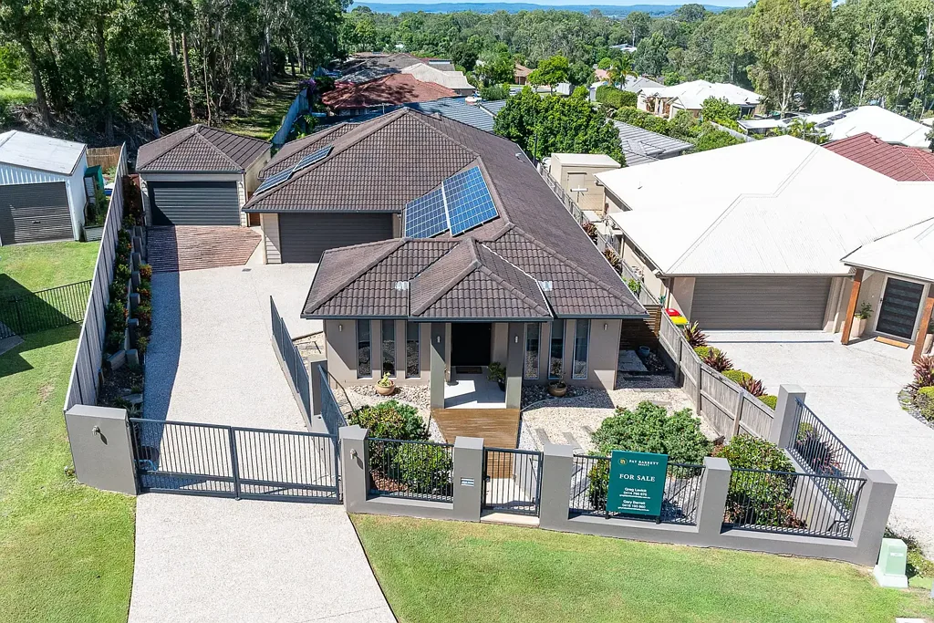 Redland Bay 4房 高地势宁静视野 高品质Fiteni建造 全围栏电动门 低维护草坪花园 管道空调太阳能 双车库街道外车位 开放式生活区露台 825平米地块 四卧两浴高天花 石台面厨房书房 Enjoy the cool bay breezes from this stunning 4 bedroom home on an elevated 825 sqm block.