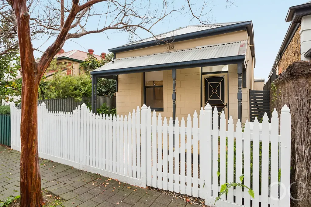 Eastwood 2部屋 Open the Door to a City-Fringe Cottage with a Rear-Lane Ace up its Sleeve