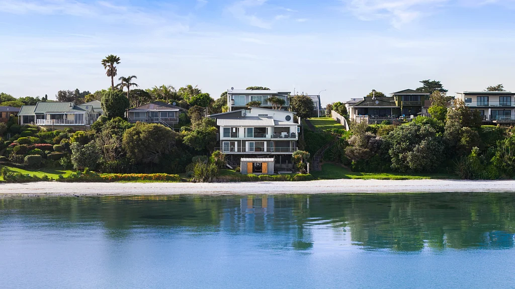 Clarks Beach 4房  Waterfront bliss with a private boat house