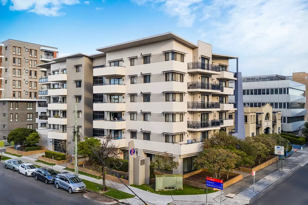 Liverpool 3Phòng ngủ Move-In Ready Liverpool Apartment - Renovated, Secure Parking, Walk Everywhere