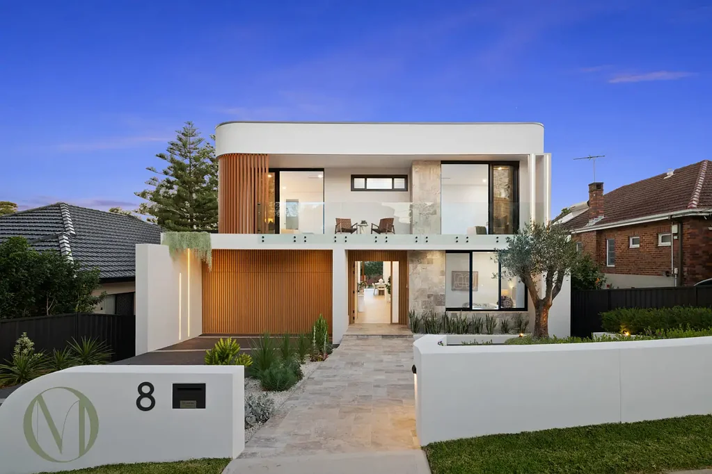 West Ryde 6房 West Ryde宁静住宅 765㎡阔地 六卧多区 度假风户外 泳池娱乐 双车库 Your New Place Awaits