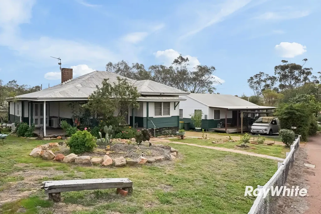 Toodyay 6房  MARCO PAPALIA PRESENTS A TWO FOR ONE TERRIFIC TOODYAY OPPORTUNITY !!