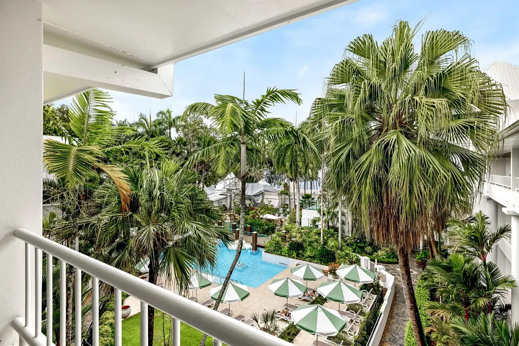 Palm Cove 2 Bedroom Luxury beachfront retreat – spacious dual-level apartment in Alamanda