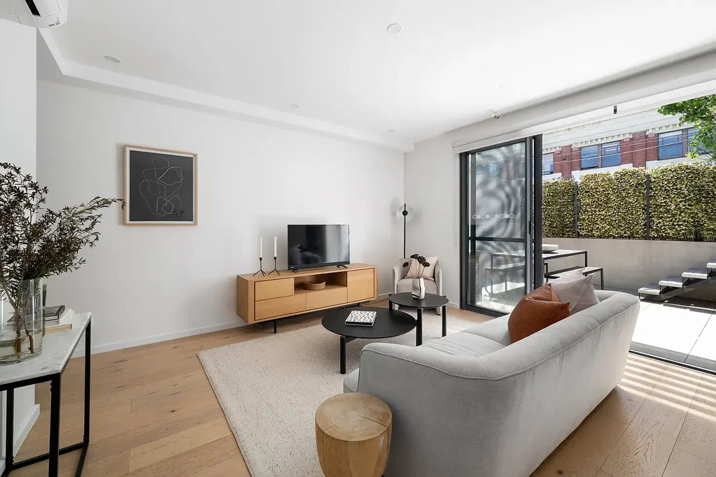 Hawthorn 2房 Miele厨房 缓冲式橱柜 优质复合地板 地下Lexus车位 电车近 85%自住比例 Negatively Geared, Positively Smug.