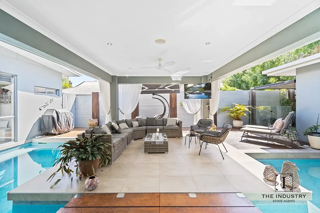 Trinity Beach 5房  Coastal Home | Includes a Detached Guest House