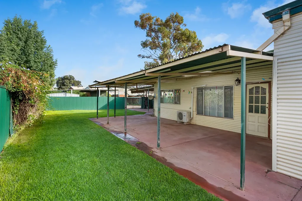 South Kalgoorlie 4 Bedroom A HUGE Family Home That More To Offer Than Usual!