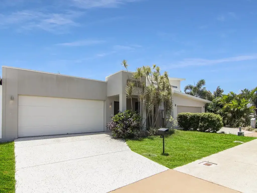 Sunshine Cove Sanctuary: Spacious Luxury Meets Coastal Elegance