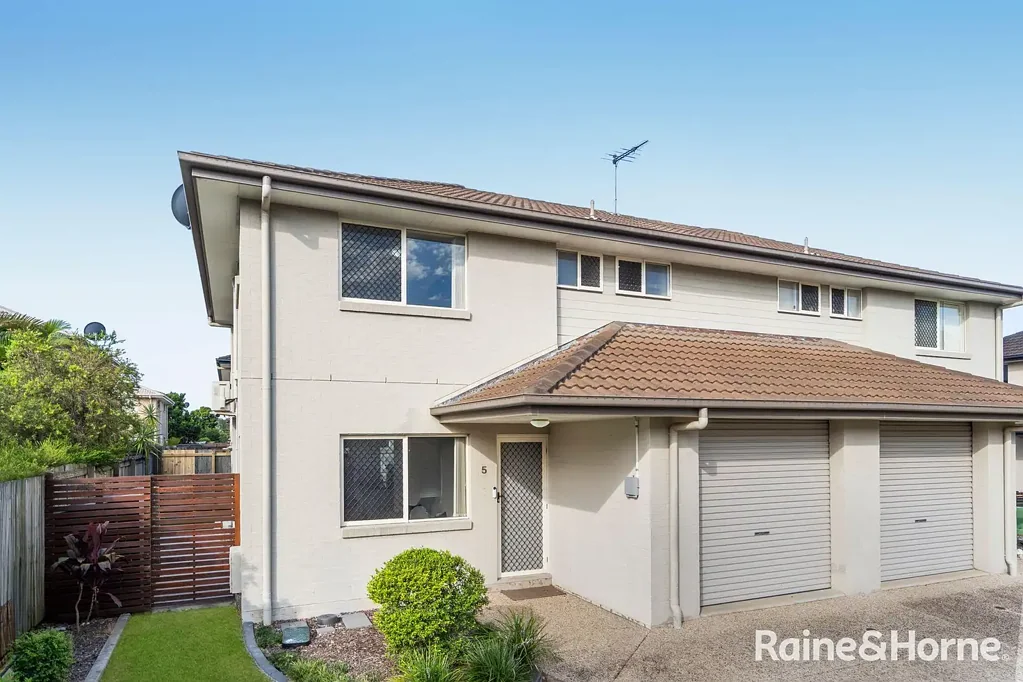 Kallangur 3房 宽敞上层卧室 现代温馨翻新 私人庭院泳池 步行便利生活 Oversized low maintenance townhouse offering outstanding convenience