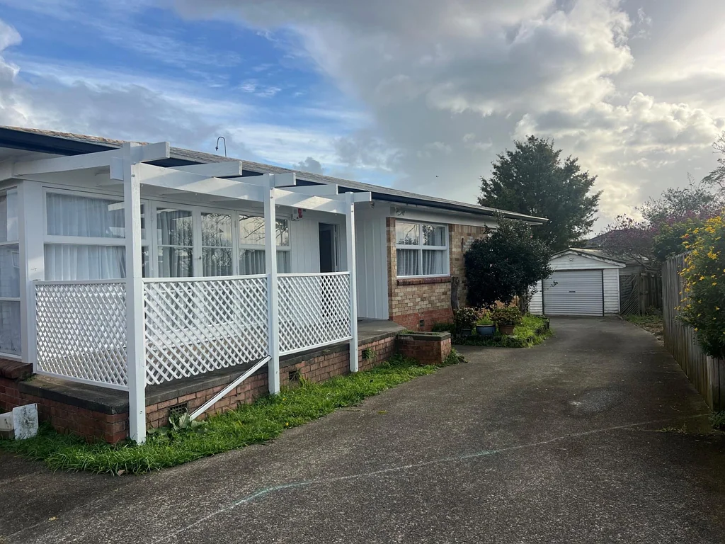 3 bedroom Handy to  Southmall