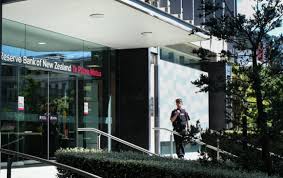 油价冲击波搅动利率前景！新西兰央行陷入两难，经济学家：加息几无可能，或容忍短期高通胀
