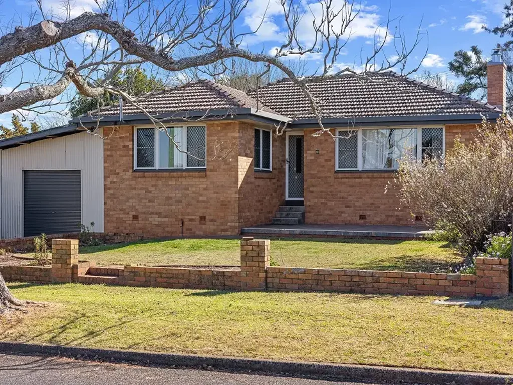 Spacious Family Home with Sunroom & Study in Prime Kearneys Spring Location