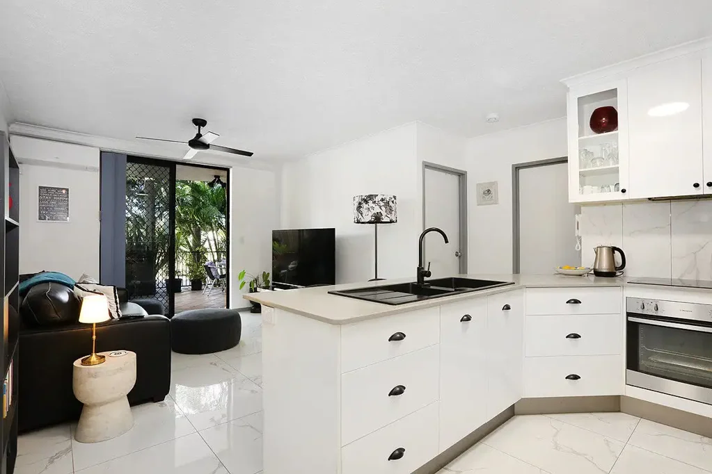 Labrador 1कमरा PRICE REDUCED! Ground Floor Living Steps from the Broadwater