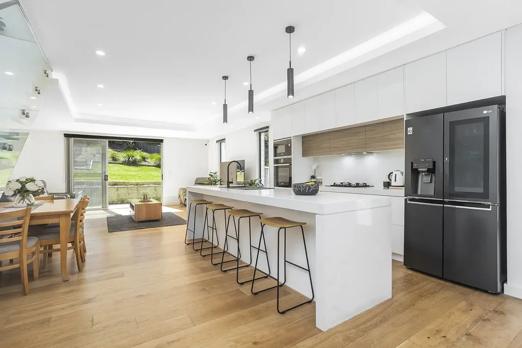 Oyster Bay 4 Bedroom Modern Family Living in a Convenient Location