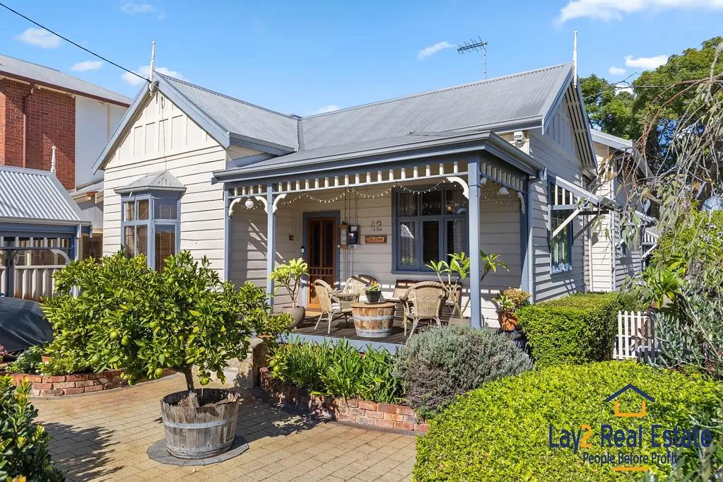 Bayswater 3房  A True Bayswater Classic!  Circa 1910 Character Home - Extended & Renovated.