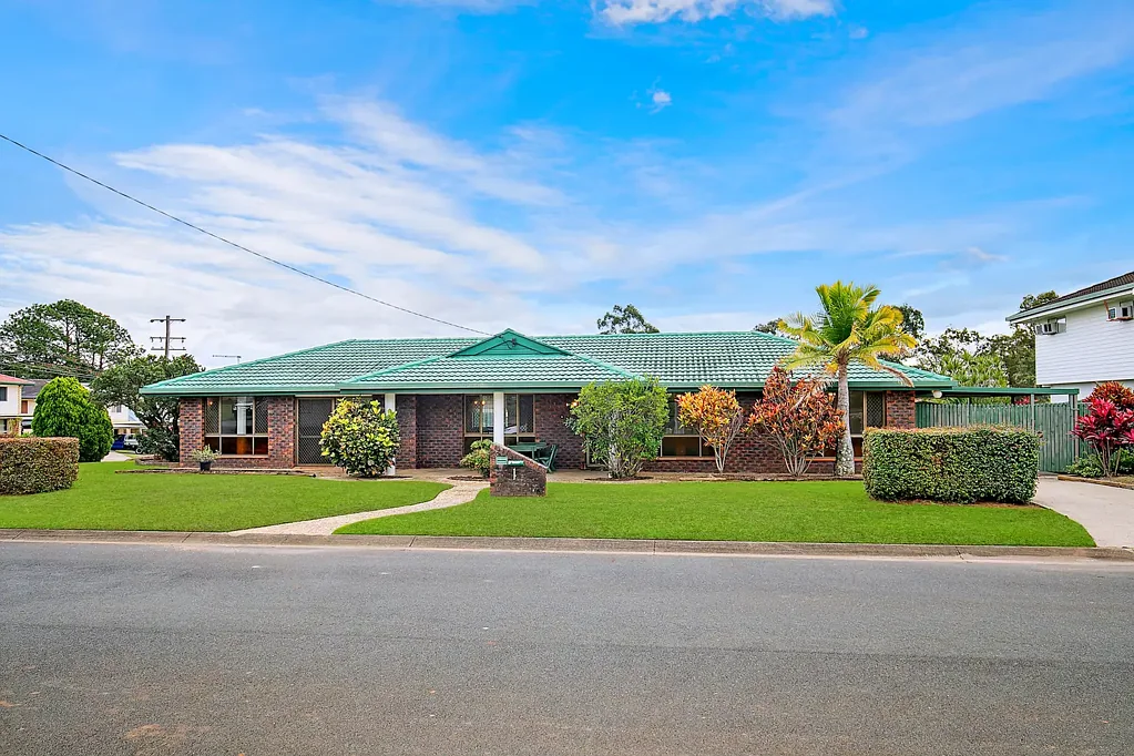 Strathpine 4房 角落地块便利，宽敞家庭生活 Corner Block Convenience with Spacious Family Living