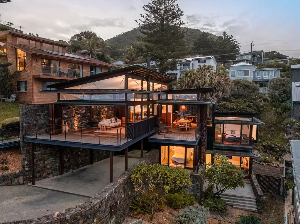 Stanwell Park 4 Bedroom ARCHITECTURAL MASTERPIECE - Only Steps From the Sand