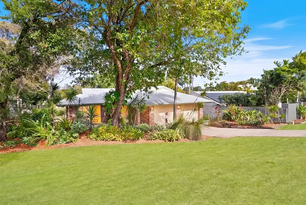 Noosa Heads 4침실 Elevated Pocket in Noosa Heads: Renovate or Redevelop