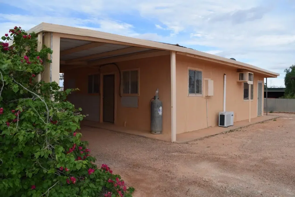 Coober Pedy 2ਬੈੱਡਰੂਮ Two-bedroom neat aboveground home with carport attached to the side