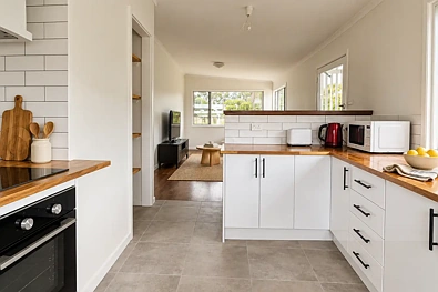 Cannonvale 3ਬੈੱਡਰੂਮ Renovated Queenslander on 782m² in Central Cannonvale