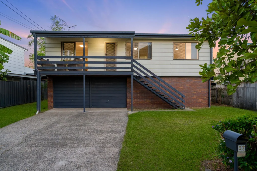 Logan Central 3部屋 "Wow!" Spacious & Stylish Home with Massive Potential