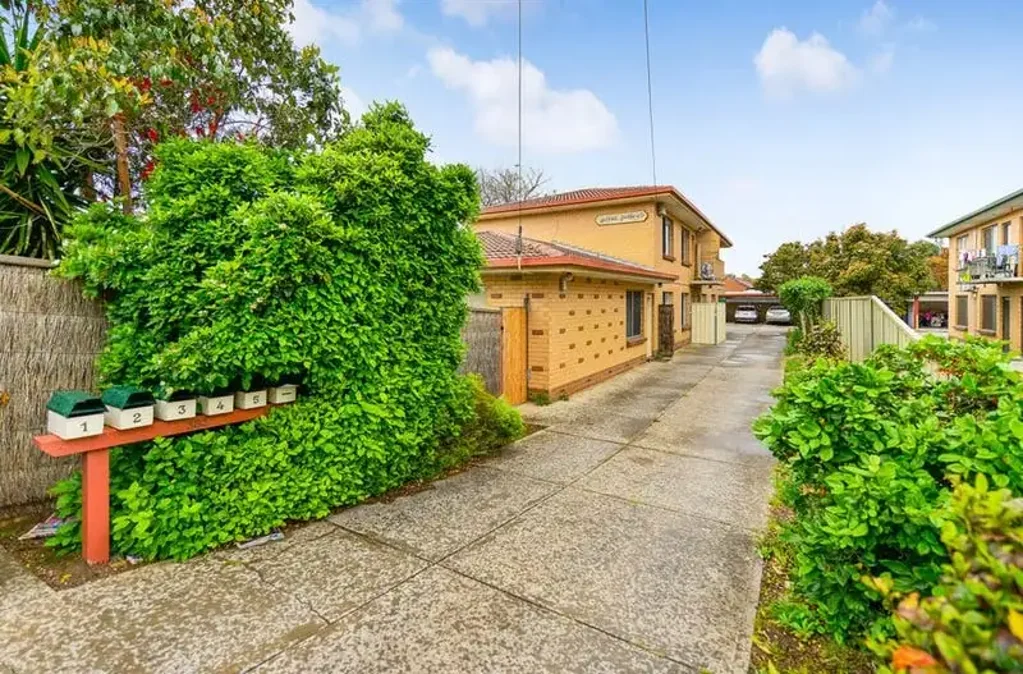 UPPER LEVEL UNIT IN A WONDERFUL LOCATION
