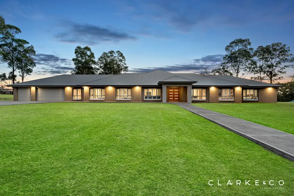 Louth Park 5ห้องนอน GRAND FAMILY LIVING ON AN EXPANSIVE 3 ACRE PARCEL!
