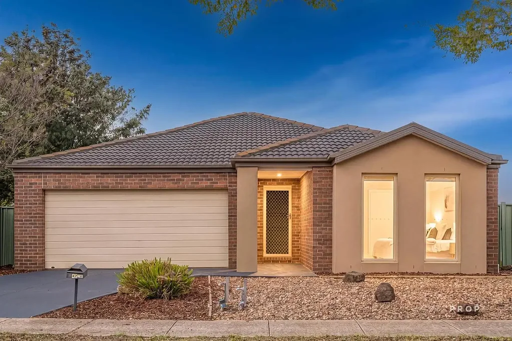 Wyndham Vale 4房 Wyndham Vale成熟社区 641㎡宽敞地块 双起居区 四房带主卧套 设备齐全厨房 遮盖户外区 近优质学校 购物便利 车库通道 Spacious Family Living on 641sqm with Fresh Modern Updates in a Quiet Wyndham Vale Pocket!