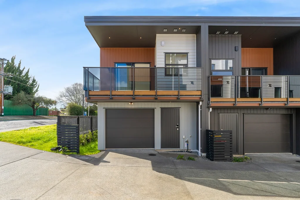 Mount Wellington 2 Bedroom Modern & Stylish Two-Level Townhouse