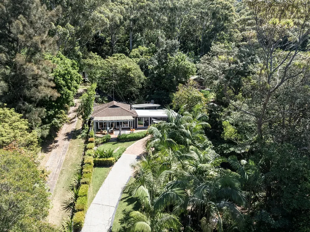 Wombarra 4房 悬崖海景度假屋 宽敞地块成熟花园 现代海岸设计 全屋翻新抛光地板 天然泳池庭院绿洲 私密卧室花园景观 无缝室内外流动 Coastal Charm Meets Rainforest Serenity