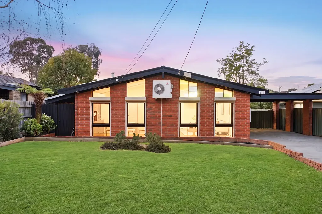 Glen Waverley 4Phòng ngủ Family Comfort with Timeless Character in the Heart of Glen Waverley