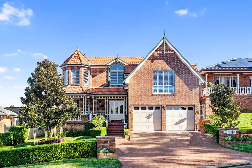 Bonnyrigg Heights 5غرفة نوم One-of-a-Kind Family Masterpiece - Double Brick, Luxury Upgrades & Room for All