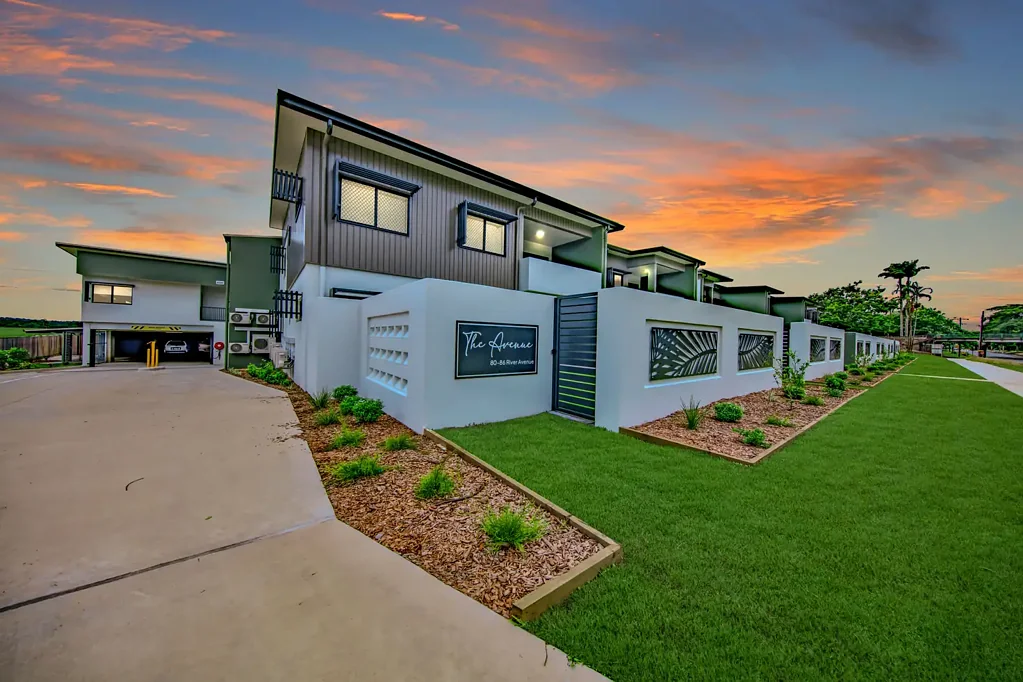 Mighell 2房  Award-Winning Apartment with Dual Courtyards & Contemporary Comfort