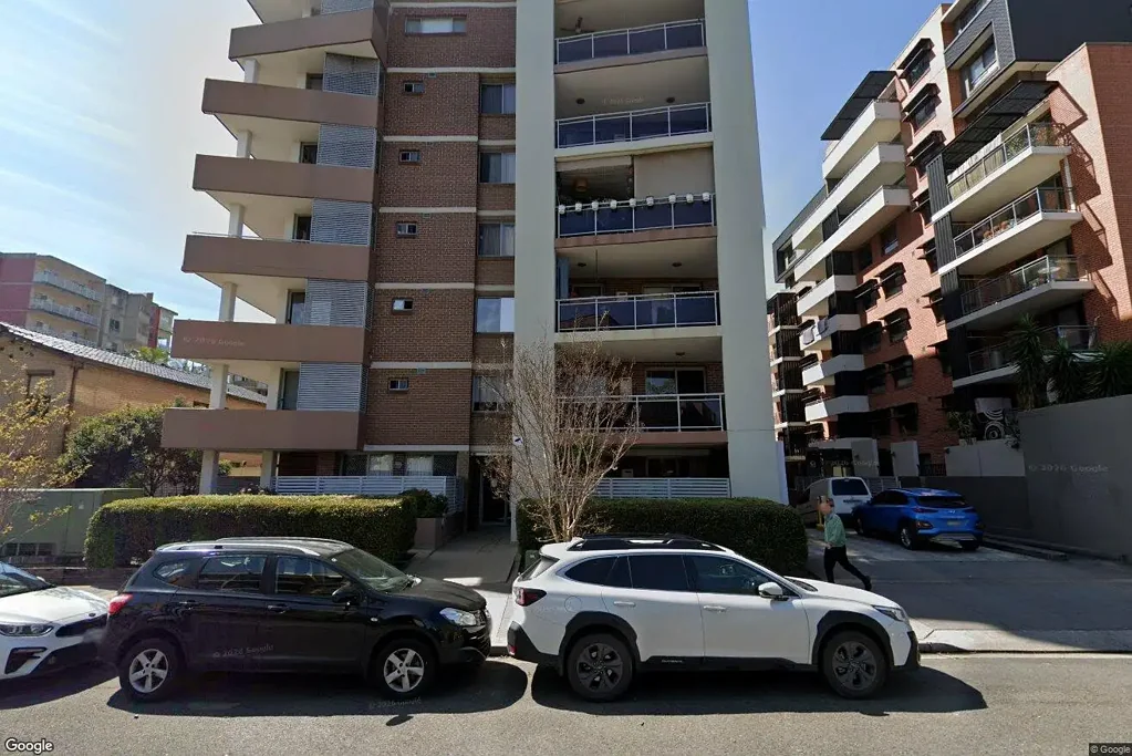 CLOSE TO SHOPPING CENTRES
